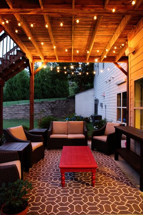 Idea for under deck outdoor patio at new house (2 outdoor rugs put together to make big rug and Christmas lights)--gorgeous feeling Patio Under Decks, Easy Deck, Big Rug, Under Deck, Deck Outdoor, Screened Porches, Patio Pergola, Lights Ideas, Rustic Porch