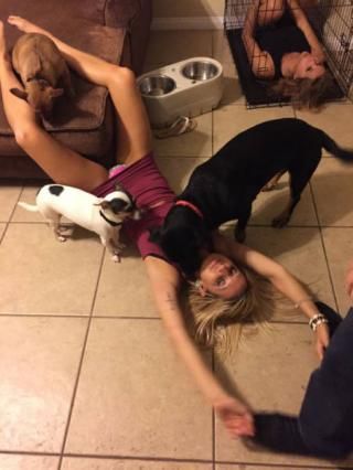 36 Drunk People Who Had Just One More Drunk Funny Pictures, Drunk Girlfriend Aesthetic, Drunk People Videos, Drunk Friends Videos, Drunk Celebrities, Drunk Couple, Drunk Pics, Drunk Girlfriend, Drunk Photos