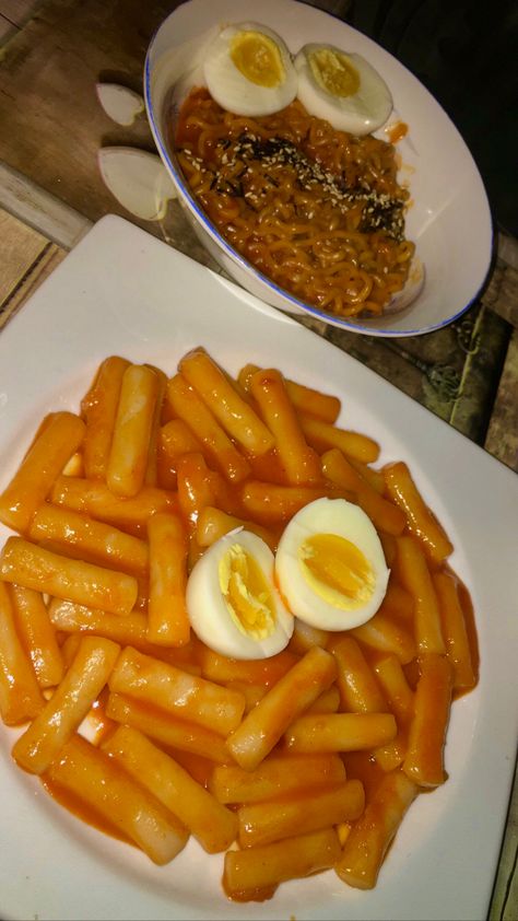 Ramen And Tteokbokki, Tteokbokki Ramen, Asain Food, Food Ramen, Instant Ramen, Quick Recipes Snacks, Food Babe, Food Therapy, Healthy Food Motivation