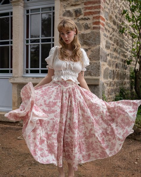 Darcy Skirt PDF sewing pattern - out now on mariajuterud.com ♥️ Princess Skirt Outfit, Feminine Aesthetic Plus Size, Fairy Skirt Pattern, Long Floral Skirt Outfit, Angelic Fashion, Fairy Skirts, Pink Ruffle Skirt, Long Tiered Skirt, Princess Outfit