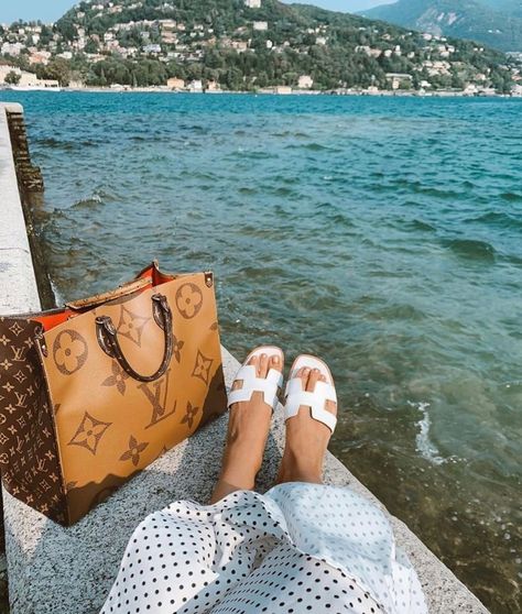 Louis Vuitton Fan Page on Instagram: “In love with OnTheGo 😍 @misscouturette  #lv #onthego” Lv Onthego, Louis Vuitton Handbags Neverfull, Louis Vuitton Necklace, Louis Vuitton Onthego, Sac Louis Vuitton, Handbag Outfit, Replica Designer Handbags, Chanel Purse, Lv Bags