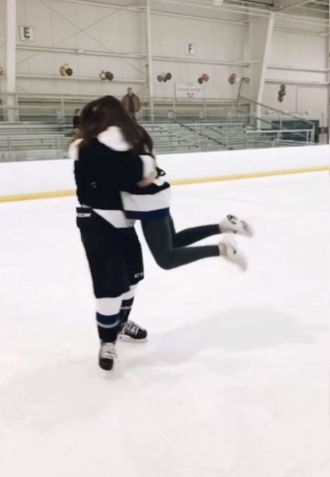 Cute Hockey Couple Pictures, Hockey Couple Goals Boyfriends, Cute Hockey Couples, Hockey Couple Aesthetic, Hockey Relationship, Hockey Couple Goals, Hockey Romance Aesthetic, Hockey Players Girlfriend, Hockey Couples