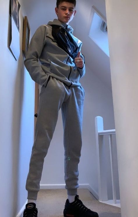 Guys In Sweatpants, Tracksuits For Men, Leather Fashion Men, Grey Tracksuit, Bad Boy Style, Teen Boy Outfits, Sock Outfits, Boys Wear, Grey Sweatpants