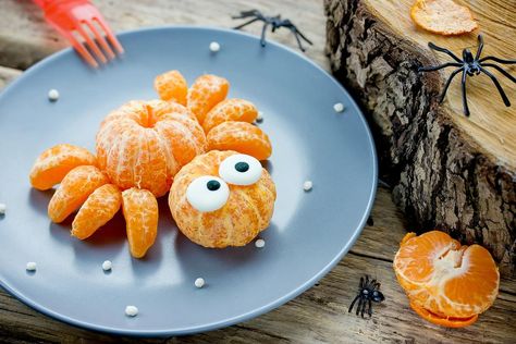 Halloween Food Fun: This Mandarin Orange Spider Is a Cutie! #30secondmom Orange Spider, Healthy Halloween Snacks, Halloween Fruit, Fun Halloween Food, Spooky Spiders, Halloween Appetizers, Healthy Halloween, Easy Food Art, Halloween Orange