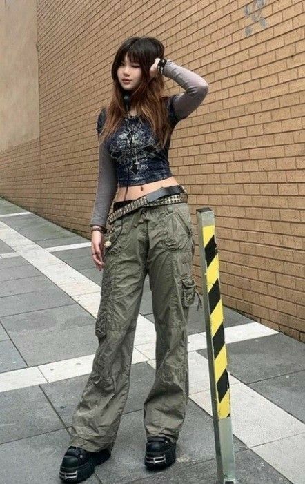 Moda Grunge, 2000s Fashion Outfits, New Rock, Y2k Outfits, Swaggy Outfits, Mode Inspo, Alternative Outfits, Edgy Outfits, 2000s Fashion