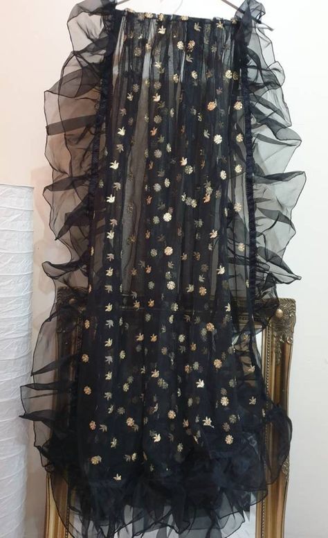 Black Dupatta Design, Organza Frill Dupatta Designs, Black Dupatta Designs Ideas, Pakistani Dupatta Designs, Net Dupatta Designs Ideas, Frill Dupatta Designs, Net Dupatta Designs, Trendy Black Dress, Frill Dupatta