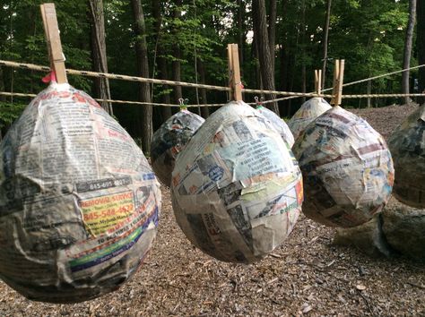 Hanging dinosaur eggs to dry before we fill and paint them for dinosaur birthday party. Diy Dinosaur Decor Party Ideas, Dinosaur Egg Hunt, Dinosaur Decorations, Festa Jurassic Park, Jurassic Park Birthday Party, Diy Osterschmuck, Dinosaur Birthday Theme, Jurassic Park Birthday, Dinosaur Party Supplies