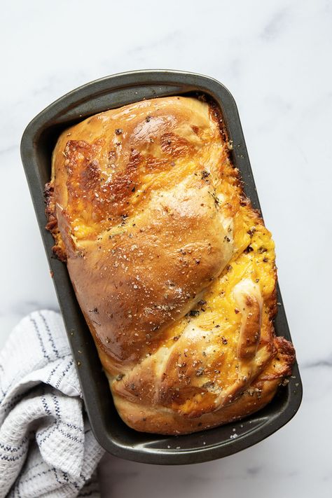 Perfectly soft and fluffy and swirled with pockets of gooey cheddar cheese, this homemade cheese bread is easy to make and a fun baking project! Homemade Cheese Bread Recipes, Bread Recipes No Yeast, Homemade Cheese Bread, Cheddar Bread, Cheese Bread Recipe, Bread Man, Breads & Buns, Fun Baking, Cheesy Bread