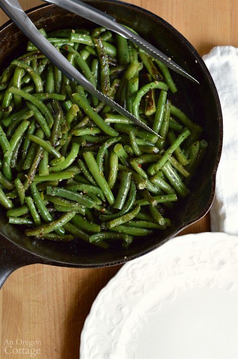 Amazing skillet garlic green beans Garlic Green Bean Recipes, Eat Green, Green Beans Recipe, Sauteed Green Beans, Paleo Salads, Garlic Green Beans, Beans Recipe, Green Bean Recipes, Dinner Sides