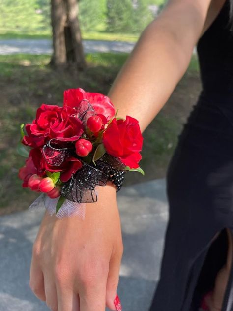 Corsage With Black Dress, Corsage Hoco, Ranunculus Wrist Corsage, Prom Corsage Red, Red Wrist Corsage, Hoco Corsage, Diy Wrist Corsage, Red Corsages, Hoco 2022