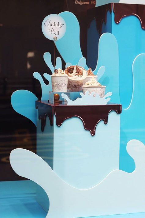 Window Displays on Behance. Escaparate creativo para mejorar tus fotos de producto. Ice Cream Display, Window Display Retail, Decoration Vitrine, Summer Window, Visual Merchandising Displays, Store Window Displays, Window Display Design, Retail Windows, Store Windows