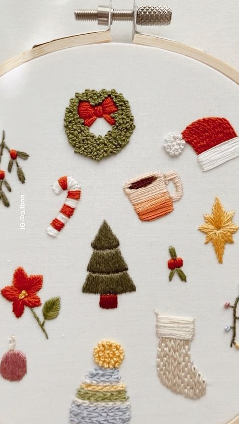 Mini Christmas Embroidery, Christmas Embroidery Simple, Christmas Embroidery Ideas Simple, Easy Christmas Embroidery, Simple Christmas Embroidery, Christmas Embroidery Ideas, Hand Stiching, Embroidery Designs Christmas, Tiny Embroidery