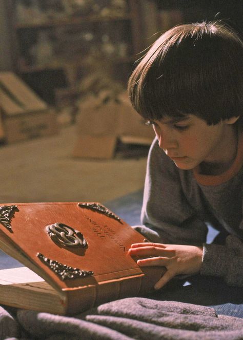 Barret Oliver in The NeverEnding Story (1984) Neverending Story Movie, Story Tale, Neverending Story, Ending Story, Pet Sematary, The Neverending Story, Fantasy Films, 80s Movies, The Dark Crystal