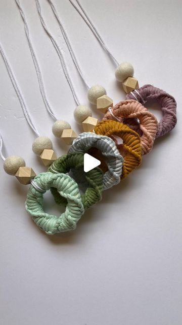 Small Macrame Projects For Beginners, Small Macrame Projects, Macrame Gifts, Ring Macrame, Macrame Ring, Dyi Art, Diy Keychains, Macrame Colar, Macrame Rings