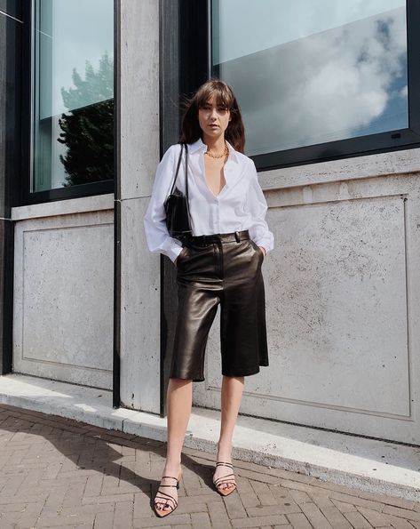 Fall trends, fall style, leather shorts, transitional weather, summer to fall fashion, white button down, black sandals Leder Shorts Outfit, Bermuda Shorts Outfits, Culotte Outfit, Casual Shorts Outfit, Leather Shorts Outfit, Leather Culottes, Bermuda Pants, Denim Shorts Outfit, Leather Trend