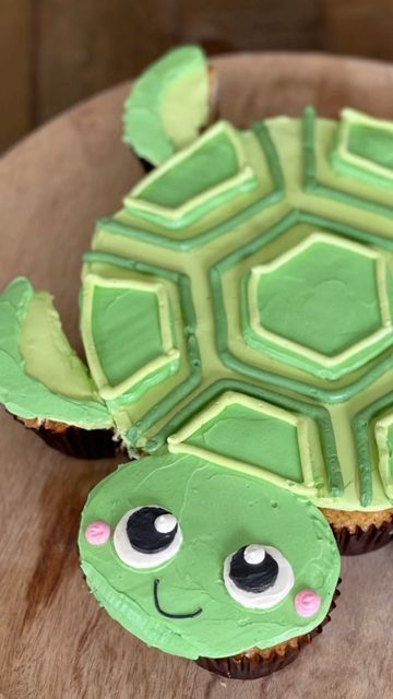 Sea Turtle Pull Apart Cupcakes, Turtle Pull Apart Cupcakes, Turtle Cupcake Cakes Pull Apart, Under The Sea Pull Apart Cupcakes, Sea Turtle Cupcake Cake, Turtle Pull Apart Cupcake Cake, Ocean Pull Apart Cupcakes, Turtle Themed Cake, Summer Cupcake Cakes Pull Apart