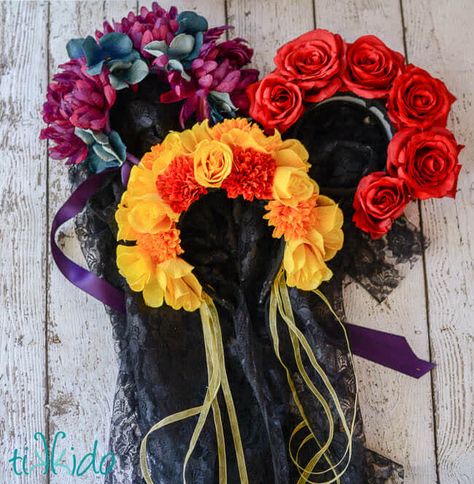 Learn to make these easy DIY Dia de los Muertos headbands at home for Halloween or your next costume party. All you need is a wide headband for the base, faux flowers, a hot glue gun, and any other lace or trims you want to add. They are easy to customize and because of the faux flowers they can be used again and again! Dia De Los Muertos Event Ideas, Diy Day Of The Dead, Dia De Los Muertos Party Ideas, Dia De Los Muertos Decorations Ideas, Den Mrtvých, Crown Diy, Săpunuri Handmade, Day Of The Dead Party, Dead Makeup