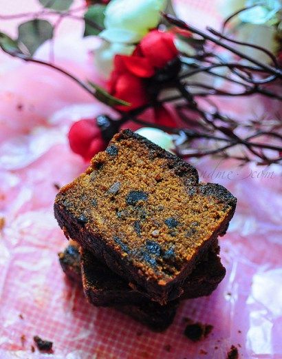 Eggless fruit cake recipe or eggless plum cake recipe, a great cake for Christmas season that requires no eggs to prepare. Eggless Fruit Cake Recipe, Eggless Sponge Cake, Fruit Cake Recipe Christmas, Fruit Cake Recipe, Fruit Cake Christmas, Eggless Recipes, Chocolate Crinkle Cookies, Eggless Baking, Garden Cakes