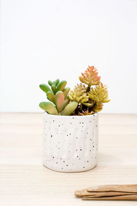 Modern DIY Mini Air Dry Clay Pot - A Pretty Fix Polymer Clay Planter Diy, Polymer Clay Planter, Diy Clay Pots For Plants, Air Dry Clay Vase Diy, Polymer Clay Pots, Diy Clay Pots, Air Dry Clay Pot, Air Dry Clay Decor, Speckled Polymer Clay