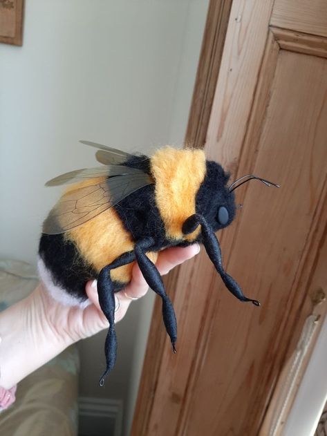 Needle Felt On Crochet, Cool Needle Felting Ideas, Aesthetic Needle Felting, Needle Felt Bee, Needle Felting Aesthetic, Aesthetic Etsy Finds, Needle Felt Sculpture, Kawaii Needle Felt, Needle Felted Creatures