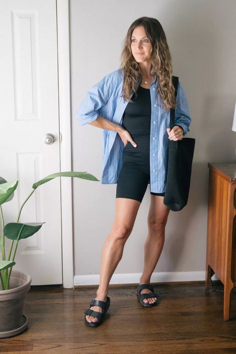 Linen Boyfriend Shirt Outfit, Blue Boyfriend Shirt Outfit, Chambray Shirt Outfit 2024, Oversized Jean Button Up Shirt Outfit, Oversized Linen Shirt Outfit Summer, Chambray Shirt Outfit 2023, Blue Poplin Shirt Outfit, Blue Short Sleeve Shirt Outfit, Poplin Blouse Outfit