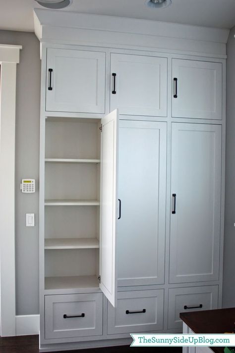 Love these locker units with adjustable shelves, small cabinets above them, and drawers below. Dressing Design, Laundry Room/mud Room, Room Storage Diy, Mudroom Laundry Room, Mud Room Storage, Mudroom Design, Laundry Room Remodel, Laundry Room Cabinets, Small Cabinet