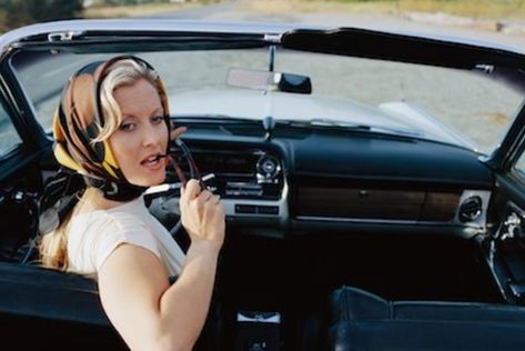 Classic Car Photoshoot, Rachel Green Outfits, Grace Kelly Style, Scarf Ideas, Head Scarf Tying, Silk Scarf Style, Silk Headscarf, Rachel Green, English Style