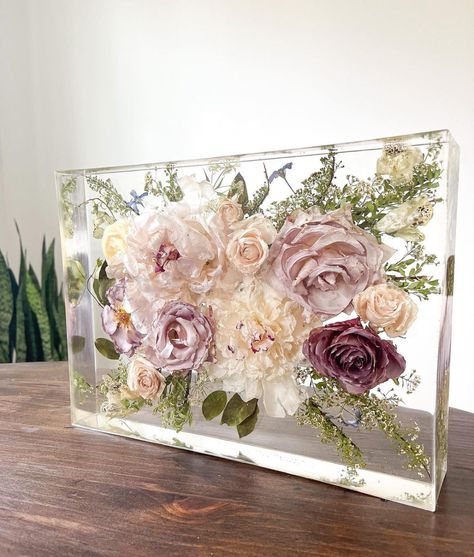 Blossom & Rhyme Designs (@blossomandrhymedesigns) • Instagram photos and videos Dried Flowers In Acrylic, Acrylic Flower Preservation, Resin Preserved Flowers, Epoxy Flowers Diy, Preserved Flowers Frame, Resin Wedding Flowers, Wedding Flowers Resin, Roses In Resin, Resin Flower Art