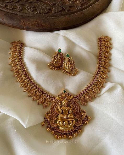 https://youtu.be/prXKjLbzyl0 Gold Aram Designs, Temple Necklace Jewellery, Temple Jewelry Necklace Jewellery Designs, Jewelry Patterns Gold Necklace, Temple Jewelry Necklace Antique Gold, Necklaces Gold Indian, Necklace Gold Indian, Temple Jewellery Gold, Kasu Malai