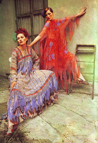 Chiffon dresses that seem to float ~   From a feature on Zandra Rhodes in The Australian Women's Weekly, 21  July, 1971. Patti Hansen, Zandra Rhodes, Ossie Clark, Irving Penn, Estilo Hippy, Fashion 90s, Lauren Hutton, 21 July, Christie Brinkley