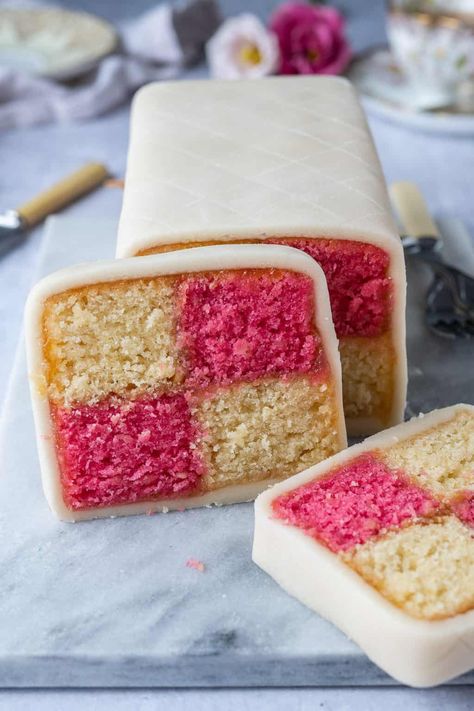 Vegan Battenberg cake - this vegan version of the classic British cake is just as good as the original and is the perfect cake for almond lovers! A light almond sponge cake is arranged in a chequered pattern and wrapped in marzipan; it is easier to make than you might think! Step by step photos included. #veganbaking #vegancake #almondcake #eggless #dairyfree British Cake, Kek Lapis, Mary Berry Recipe, British Baking, British Bake Off, Läcker Mat, A Piece Of Cake, Piece Of Cake, Food Cakes