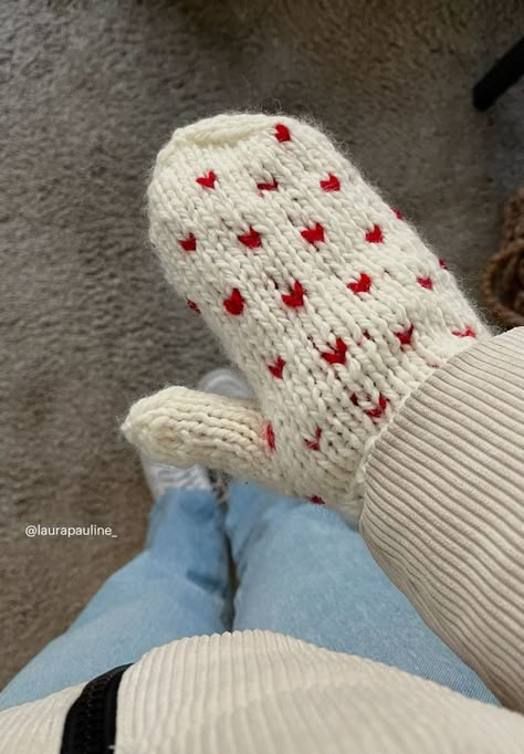 Heart Mittens, Gloves Knitting, Mittens Knitting, Quick Crochet Projects, Knitting Hacks, Knitted Mittens, Knitted Heart, Knitting Aesthetic, Easy Patterns