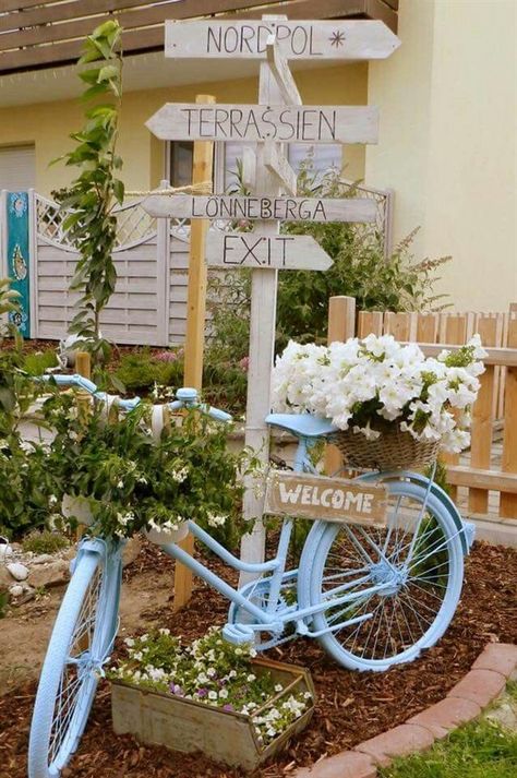 Jardim Diy, Balcony Decoration, Pinterest Garden, نباتات منزلية, Simple Wedding Decorations, Eco Friendly Garden, Old Bicycle, Fleur Design, Apartment Patio Decor