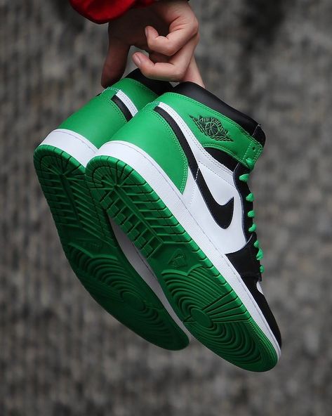 Lucky Green Jordan 1, Jordan 1 Green, Green Jordans, Nike Air Jordan 1 High, Jordan Basketball Shoes, Jordan 1 High Og, Air Jordan Retro, Lucky Green, Air Jordan 1 Retro High Og