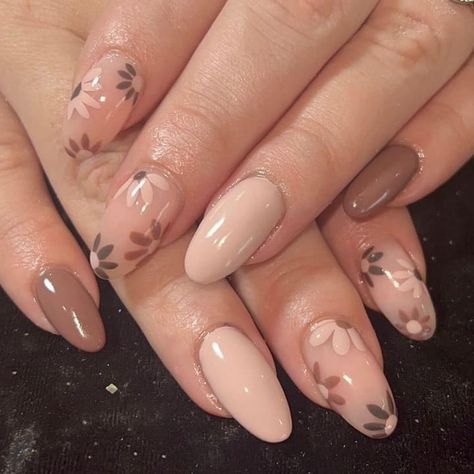 Simple October Nails Almond, Autumn Nails Oval Shape, Fall Flower Nails Acrylic, Almond Cute Nails Design, Floral Autumn Nails, Fall Nail Designs Oval Shape, Simple Floral Nail Designs, Fall Nail Flower Designs, Flower Fall Nails