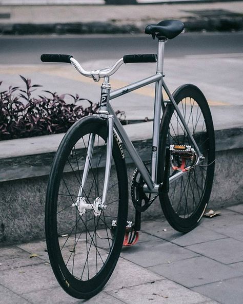 #Repost from cyclist @alfonsiusjerry -  Road Runner// #fixedgear #fixie #trackbike #savethetrackbike #fixedgram #fixiegram #fixiefeatured #singlespeed #breakless #pias #piascycles #ridelikehell #rideordie #cycling #cyclistofbandung #farawayfromhome #onegearculture #hizokucycles  HizokuCycles.com Fixie Bike Ideas Style, Fixie Bike Ideas, Bici Fixed, Bike Showroom, Bici Retro, Bmx Girl, Sepeda Retro, Sepeda Fixie, Single Speed Bike