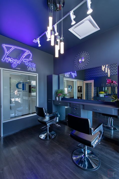 Modern private Salon Studios available for beauty professionals. This hair salon studio in Beverly Hills, California has a blue theme with a wallpaper accent wall and neon sign to create a cool, club feel. Zepeto Background Hair Salon, Neon Signs Hair Salon, Navy Blue Hair Salon Decor, Salon Interior Design Purple, Hair Salon Room Decor, Lash Shop Interior, Small Hair Salon Suite Ideas, Blue Salon Ideas, Blue Lash Room Decor