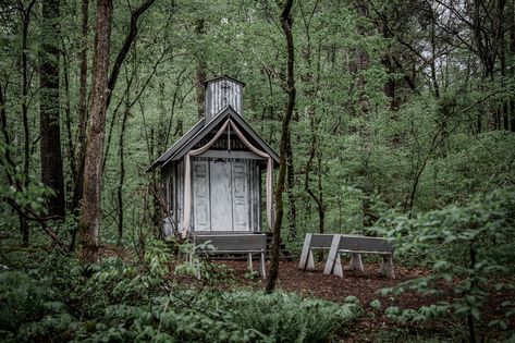 Rainy day Smoky Mountain elopement at Chapel in the Hollow located near Pigeon Forge, Gatlinburg, and Cades Cove. Have your micro wedding in the woods surrounded by nature and your favorite people. #smokymountains #microwedding #elopement #rainydaywedding #rainywedding #aprilwedding #weddingchapel #smokymountainweddingchapel Chapel In The Hollow, Tiny Chapel Wedding, Mountain Marriage, Beautiful Chapels, Gatlinburg Elopement, Smoky Mountain Elopement, Wedding Chapel Ideas, Wedding Mountains, Gatlinburg Wedding