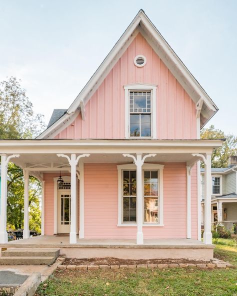 House Paint Exterior Ideas, Tiny Shed House, Pink House Exterior, Tiny Shed, Outside House Colors, House Cute, Cute Homes, Vintage Houses, Houses Exterior