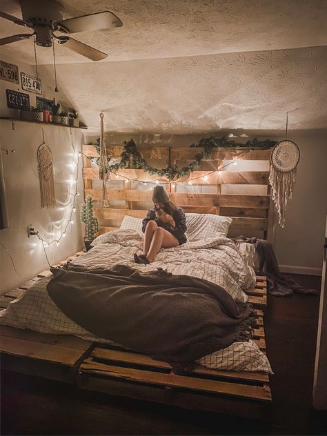 Room Ideas With Pallet Beds, Pallet Bed Boho Room, Homemade Bed Ideas, Diy Pallet Bedroom Ideas, Basement Bedroom And Living Room Ideas, Wood Pallet Bed Frame King, Bed Rooms Ideas Boho, Beds On Pallets Bedroom Ideas, Room Inspiration Western