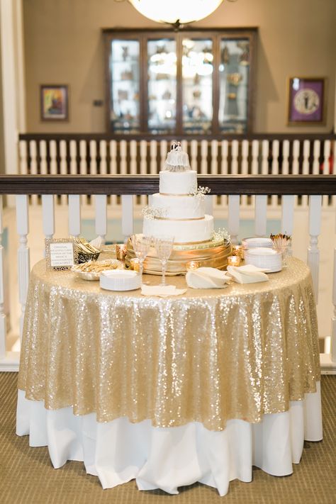 50th Anniversary Cake Table Ideas, Wedding Cake Gold, 50th Anniversary Cakes, Golden Cake, Wedding Cake Table, Tables Set, Gold Cake, White Table Cloth, 50th Wedding Anniversary