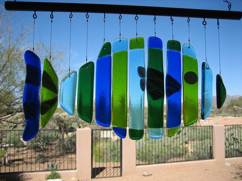 fused glass wind chime...I wonder if I can get my mom to make this for me... Fused Glass Fish, Glass Windchimes, Microwave Kiln, Glass Fusion Ideas, زجاج ملون, Painted Glass Art, Glass Wind Chimes, Glass Fish, Stained Glass Projects