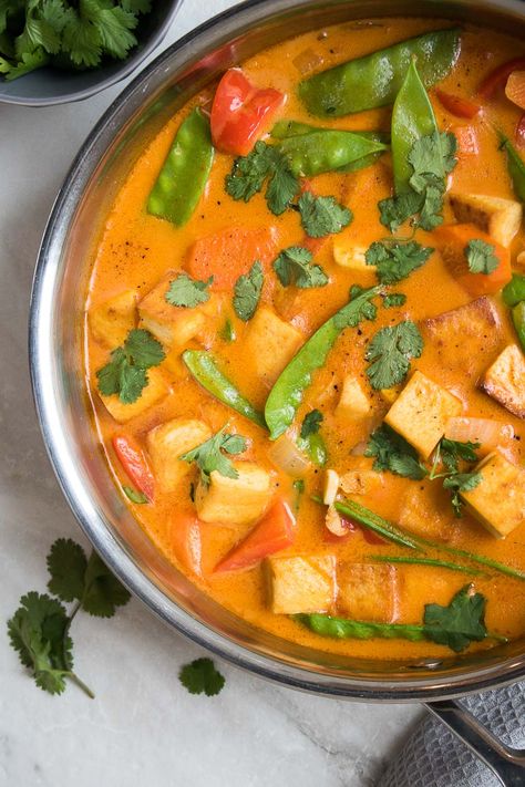 Ready in less than 30 minutes, this easy red Thai tofu coconut curry is a quick and easy recipe, perfect for a weeknight vegetarian dinner. Veggie Thai Red Curry, Thai Red Curry Recipe Vegetarian, Coconut Curry Tofu Recipes, Thai Coconut Curry Tofu, Tofu Coconut Curry, Red Curry Tofu, Thai Curry Soup, Thai Coconut Curry Soup, Thai Red Curry Recipe