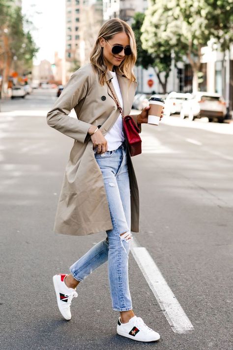 9aa42b31882ec039965f3c4923ce901bdesc50423948ri Trenchcoat Outfit, Jeans Gucci, Trench Coat Outfit, Coat White, Coat Outfit, Fashion Jackson, Trendy Swimwear, Outfit Jeans, Sneakers Mode