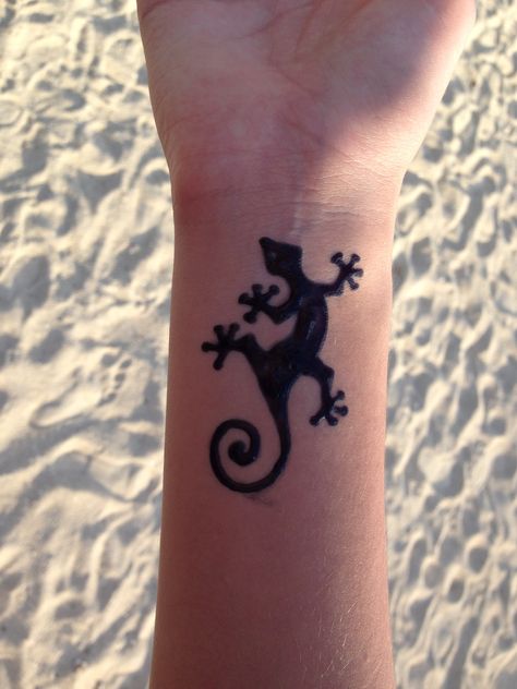 Jagua Lizard Tattoo Hawaii Henna Tattoo Designs Arm For Men, Lizard Henna, My Left Side, Cool Henna, Learn Henna, Cool Henna Designs, Small Henna Tattoos, Henne Tattoo, Lizard Tattoo