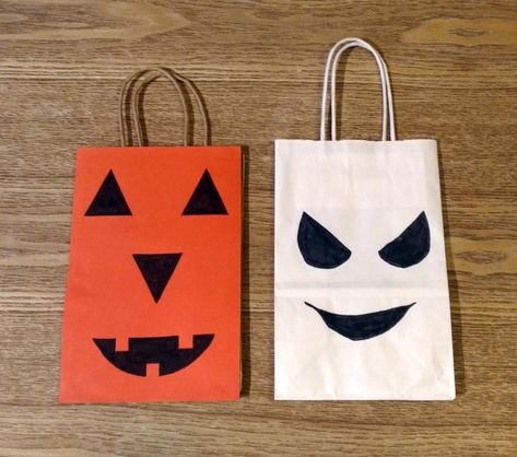 Sacs à bonbons en papier représentant une citrouille et un fantôme. Idéal pour Halloween ! Sac Halloween, Easy Pumpkin Carving, Bonbon Halloween, Maquillage Halloween, Fete Halloween, Diy Halloween, Gift Packaging, Halloween Diy, Paper Shopping Bag