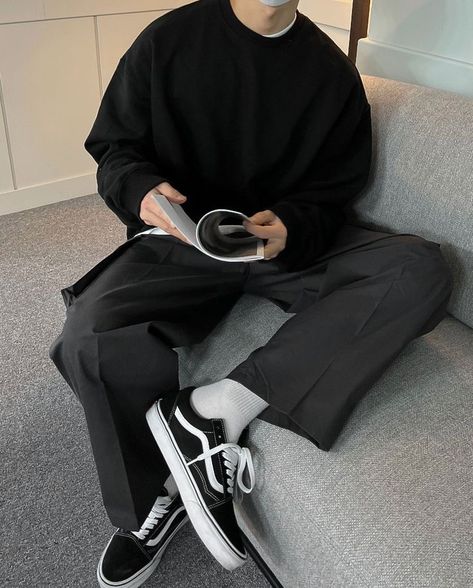 Minimalist Outfit Men, Korean Outfits Men, Full Black Outfit, Outfit Cowok, Korean Street Fashion Men, Black Outfit Men, Asian Streetwear, Guys Clothing Styles, Men Stylish Dress