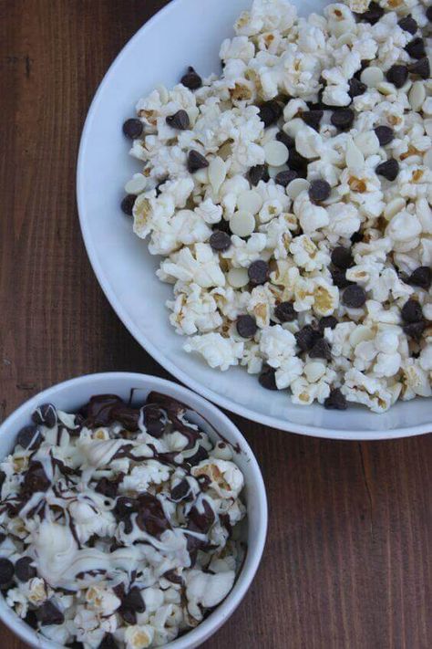 Black And White Popcorn Recipe, Black And White Popcorn, White Party Foods, White Popcorn, White Desserts, Black White Parties, Popcorn Recipe, White Baby Showers, Popcorn Recipes