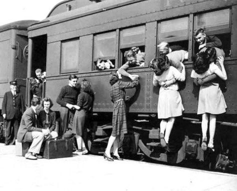 Train Station Goodbye Foto Vintage, The Perfect Guy, Foto Art, Photo Vintage, March 17, Jolie Photo, White Photo, Vintage Pictures, Pics Art