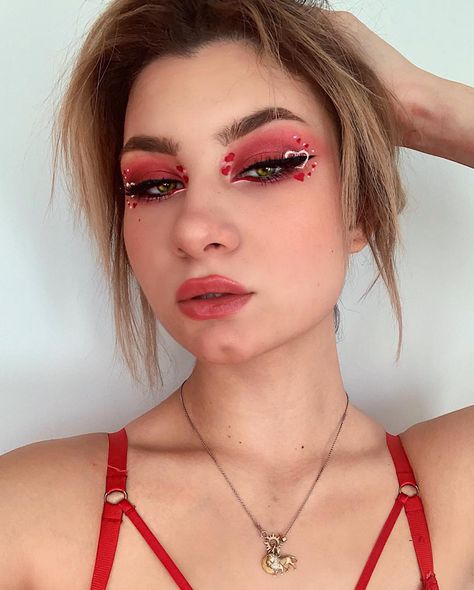 Candy Hearts Makeup, Makeup Saint Valentin, Makeup St Valentin, Valentine’s Day Looks, Valentine’s Day Make Up Looks Simple, Valentines Day Eyeliner, Cupid Makeup Looks, Valentines Eyeliner, Valentines Day Makeup Simple